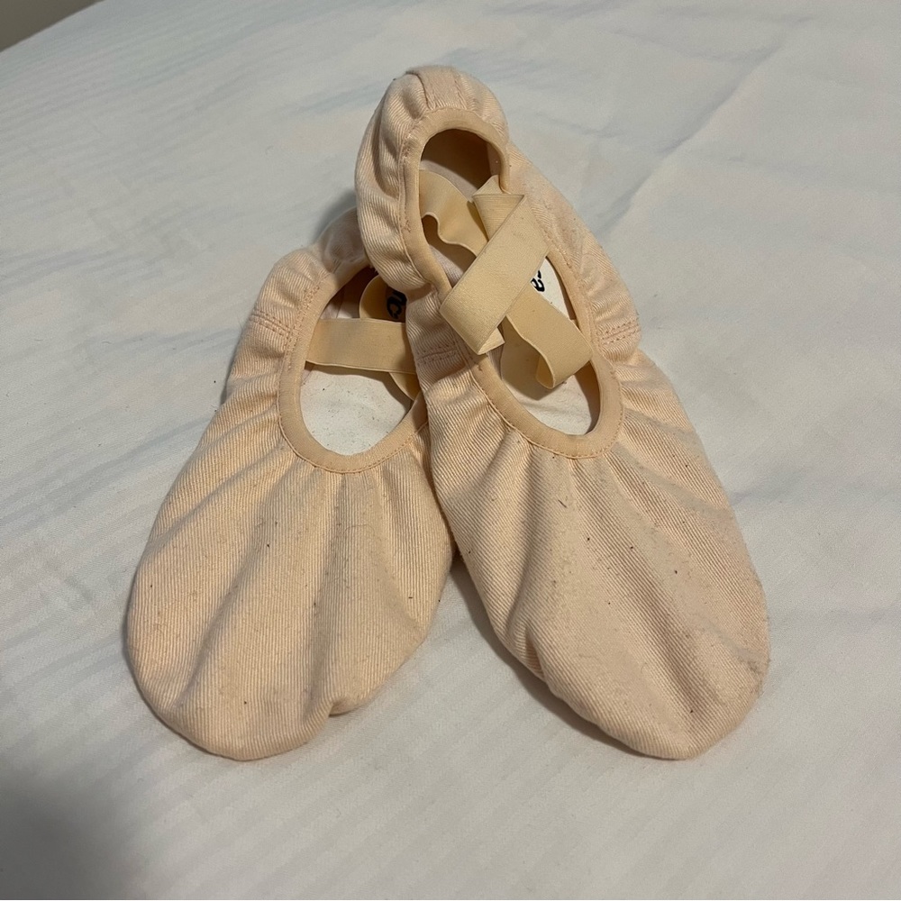 So Danca. Ballet Slippers. Cloth. 6.5 B, fits women’s size 8. Fair skin color.